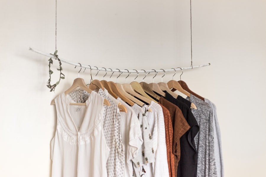Vêtements sur cintres, prêts à être préparés